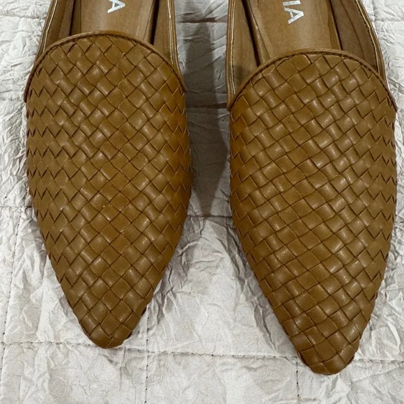MIA Tan Woven Pointed Toe Mules - Size 8 - Picture 2 of 4